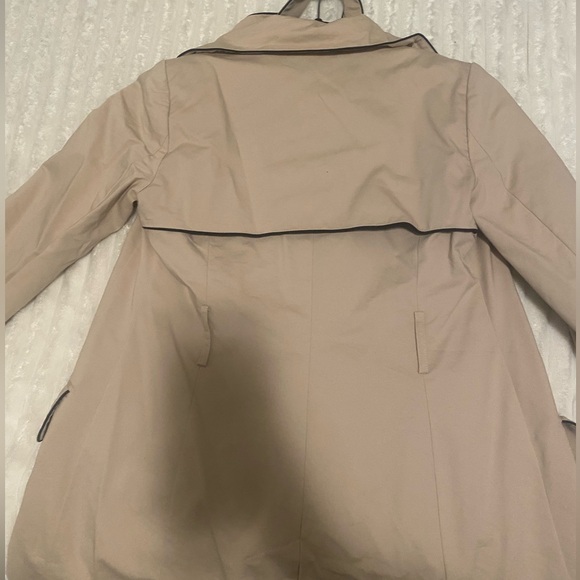Cute old money trench coat , only worn twice. I’m 5,4 fits me about mid thigh - Picture 3 of 3